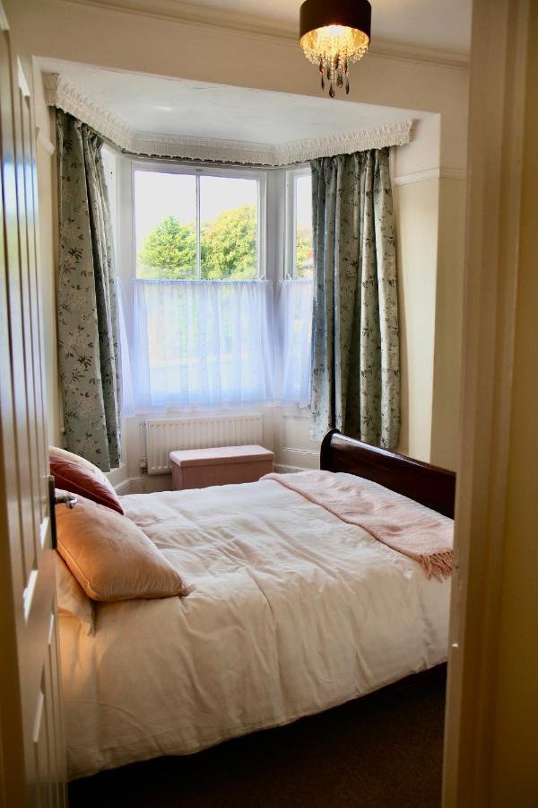 Mostyn Villa Free Private Parking Ландъндо Екстериор снимка