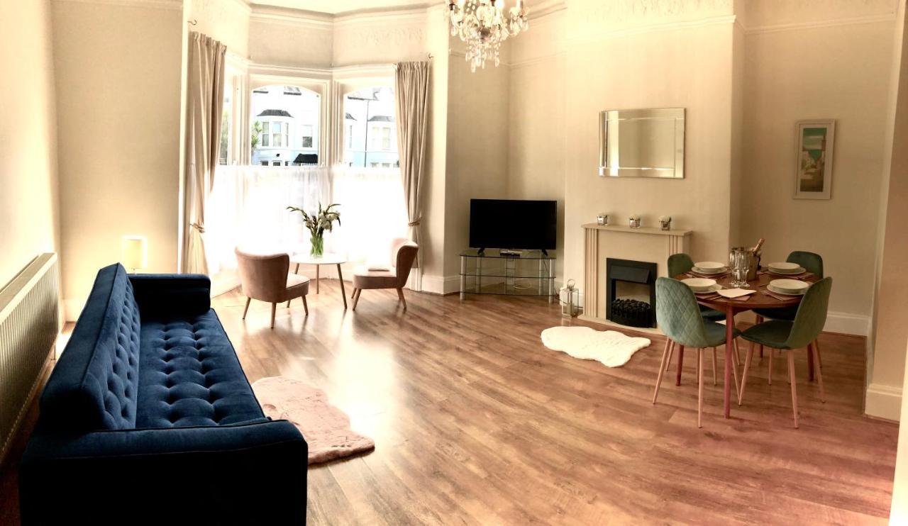 Mostyn Villa Free Private Parking Ландъндо Екстериор снимка