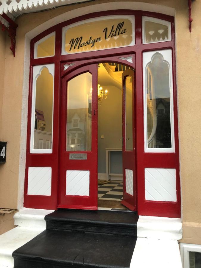 Mostyn Villa Free Private Parking Ландъндо Екстериор снимка