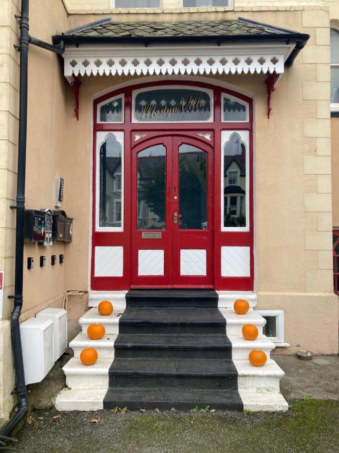 Mostyn Villa Free Private Parking Ландъндо Екстериор снимка
